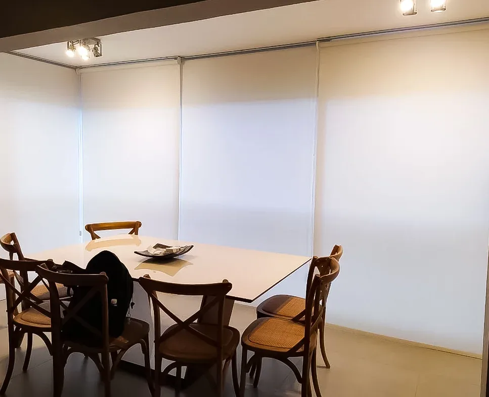 Cortina rolô branca em sala de jantar em Feira de Santana