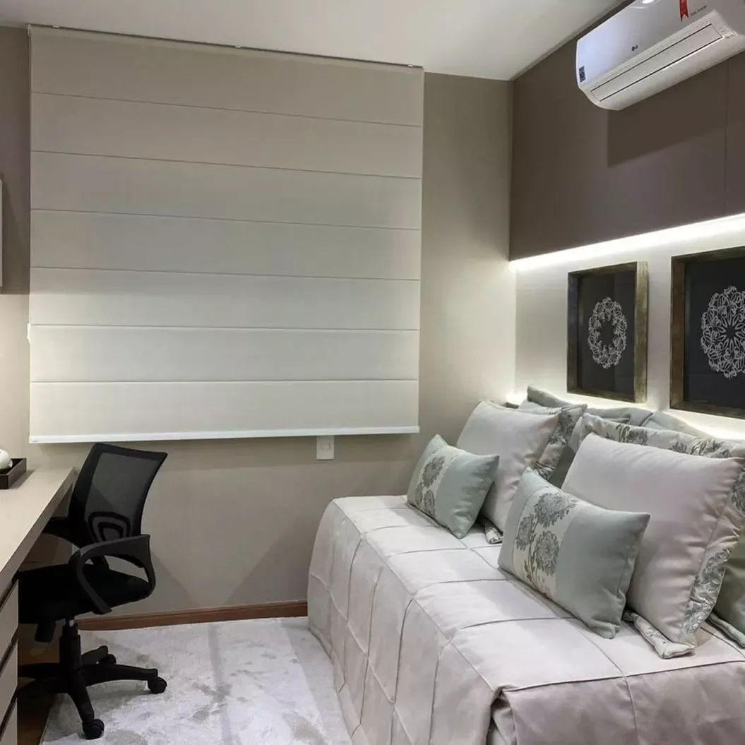 Cortina romana clara instalada em quarto em Feira de Santana