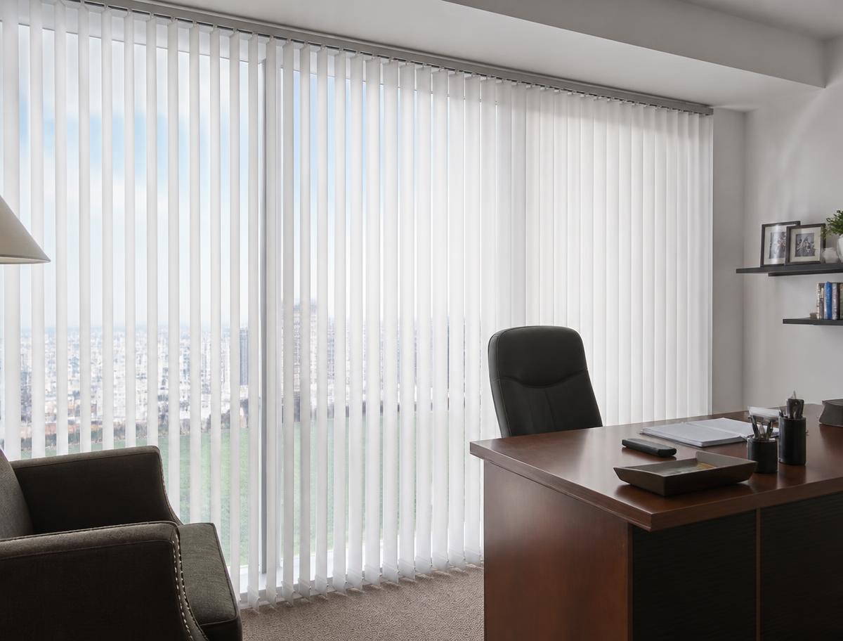 Persiana vertical PVC branca em escritório