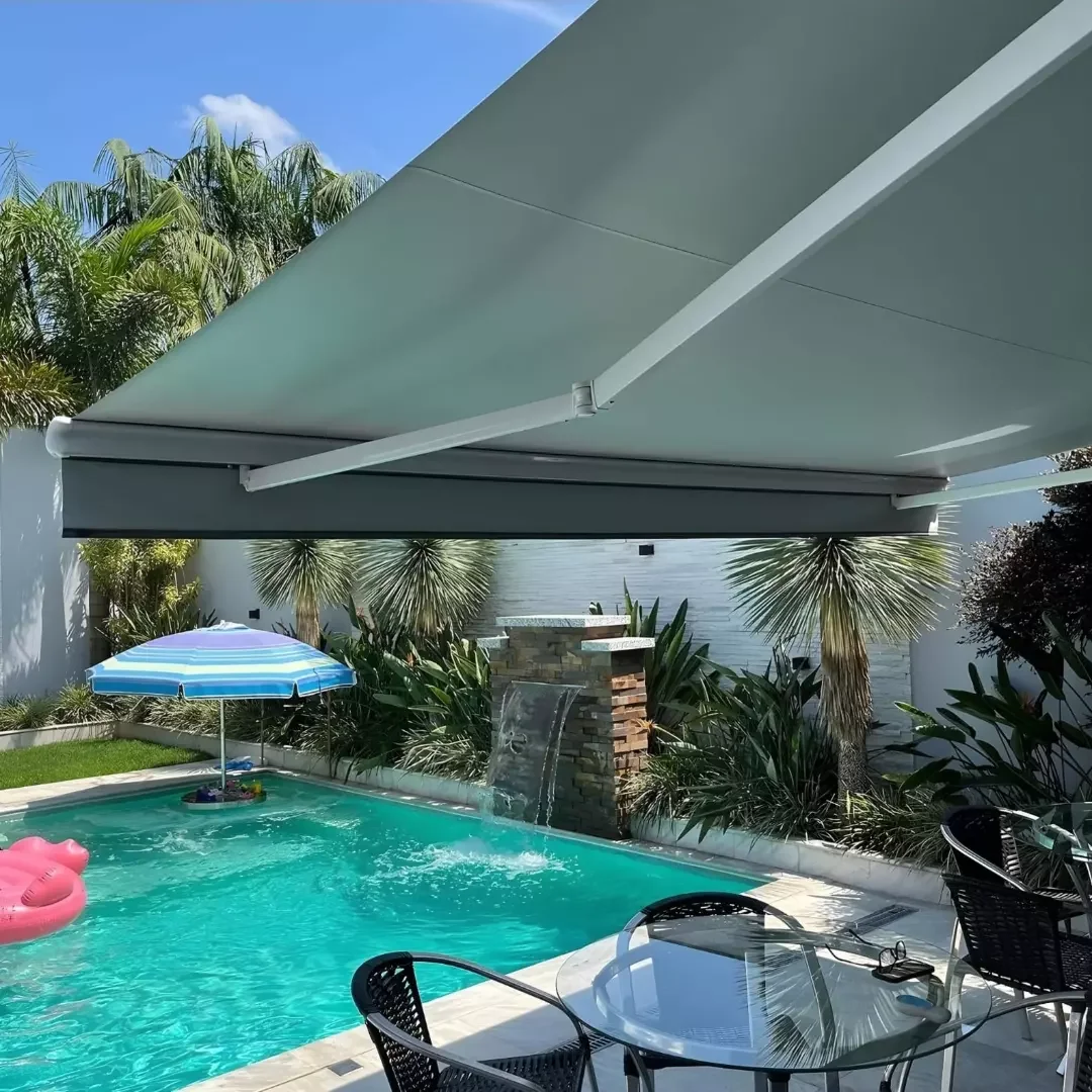 Toldo retrátil bege instalado em varanda residencial